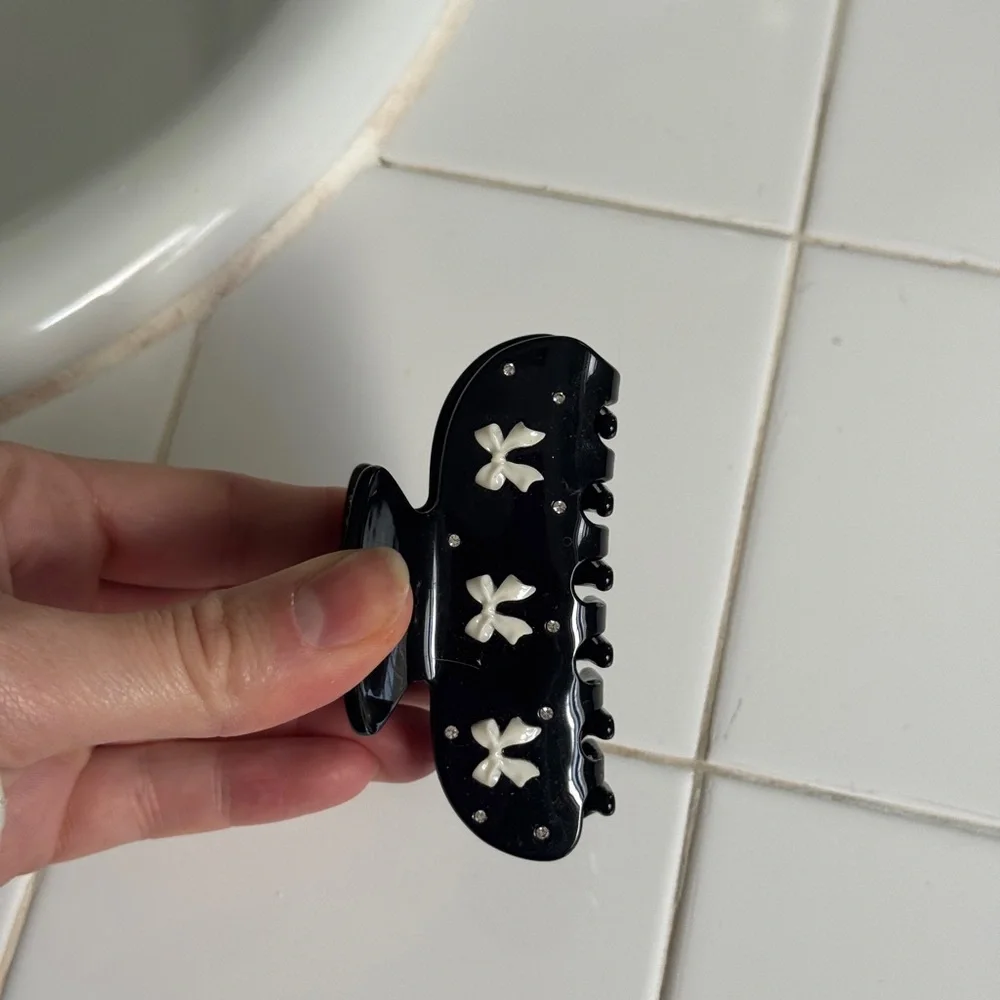 Emi Jay bow claw clip in black - Picture 2 of 4